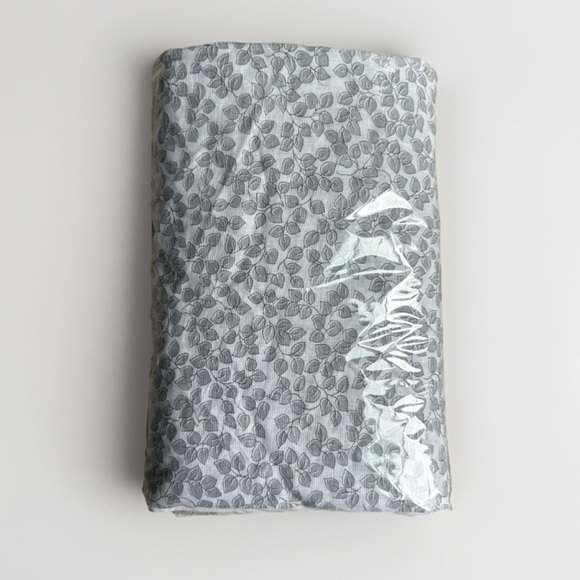 Matouk Margot Oblong Italian 
Floral‎ Printed Linen Tablecloth 70" x 90"
Silver - Picture 4 of 7